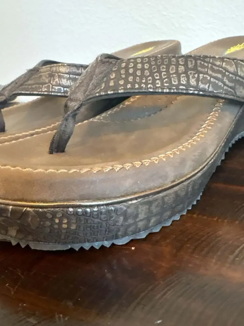 VOLATILE Women's Brown Croc-Embossed Wedge Thong Sandals